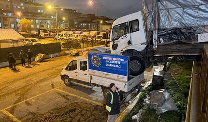 Park halindeki kamyon hareket edip başka aracın üzerine düştü