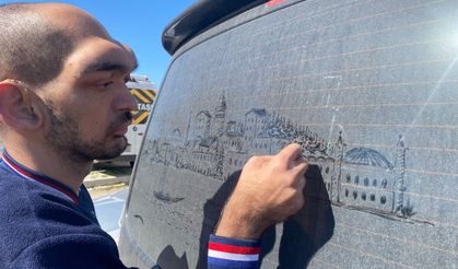 Camdaki toz, onun elinde sanata dönüşüyor
