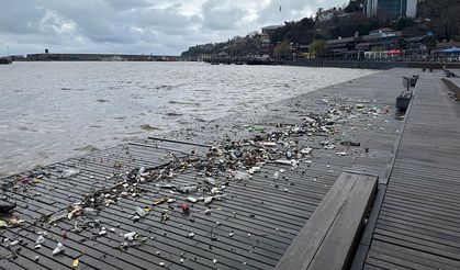 Dalgalarla sürüklenen plastik atıklar sahile vurdu