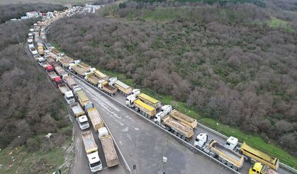 Arnavutköy’de döküm sahası yolunda kilometrelerce hafriyat kuyruğu