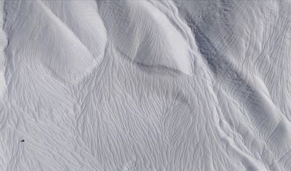 Rüzgarın etkisiyle karda oluşan dalgalı desenler şaşırttı