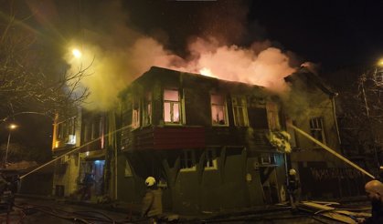 Üsküdar'da tarihi metruk binalarda yangın