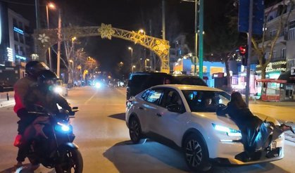‘Çakar var’ dedi aracın önüne atladı