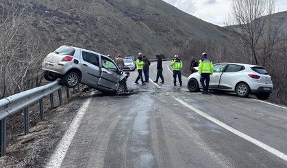 İki araç kafa kafaya çarpıştı