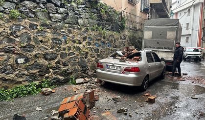 Bahçe duvarı otomobilin üzerine devrildi