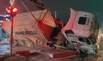 Arnavutköy’de TIR devrildi