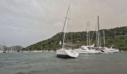 Bodrum'da fırtına etkili oldu, 2 tekne karaya oturdu