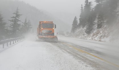 Antalya-Konya karayolunda kar yağışı etkili oluyor