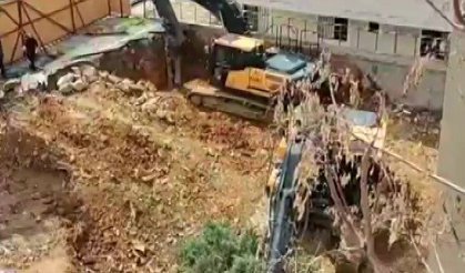 Üsküdar Belediyesi'nin ruhsat verdiği inşaat alanında ağaçlar kesildi