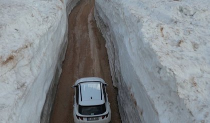 Kar duvarları arasında kalan yol