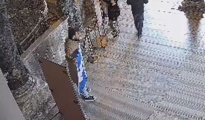 Ayasofya’da provokatif eylem: Bayrak açıp video çektiler