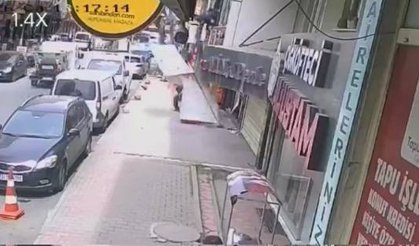 Takmaya çalıştığı tabelayla kaldırımda bekleyen kişinin üzerine düştü