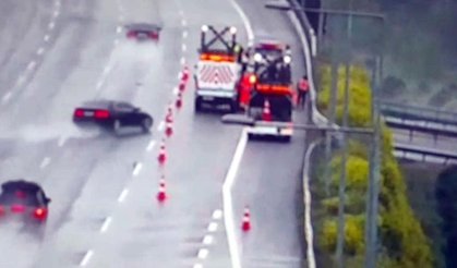 Otomobil otoyolda karayolları ekibine çarptı