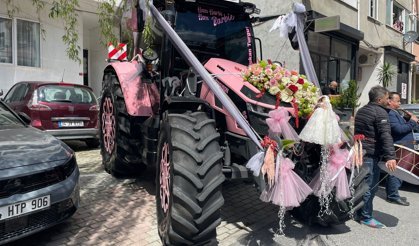 Sivas'tan İstanbul'a getirdiği pembe traktörle gelin almaya gitti