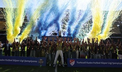 Fenerbahçe Kadın Futbol Takımı, şampiyonluk kupasını kaldırdı