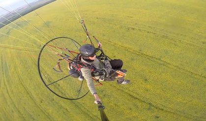 Edirne’nin 'sarı altın çiçeği’ kanola tarlaları üzerinde paramotorla uçtu