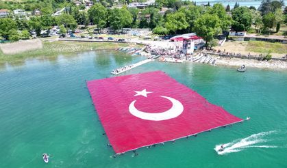 Sapanca Gölü'nde 1923 metrekarelik Türk bayrağı açıldı
