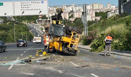 Küçükçekmece’de iş makinesini taşıyan çekici devrildi