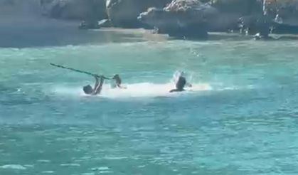 Deniz ortasında sopalı kavga kamerada