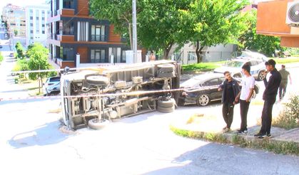 Rampada kayan kamyonet, park halindeki otomobilin üzerine devrildi