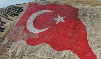 Dünyanın en büyük Türk bayrağı yeniden eski görkemine kavuştu