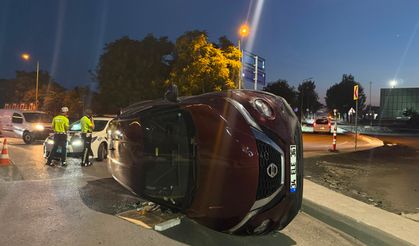 Bakırköy'de otomobil refüje çarpıp devrildi
