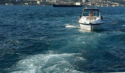 İstanbul'da Kız Kulesi önlerinde sürüklenen tekne kurtarıldı