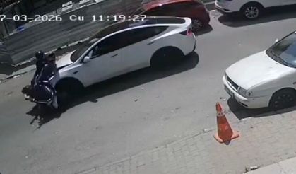 Motosiklet ile otomobilin kafa kafaya çarpıştı