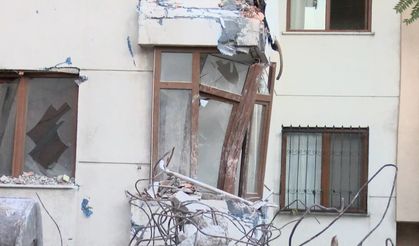 Yıkım sırasında devrilen parça yandaki binaya zarar verdi