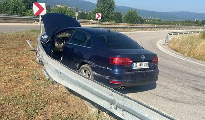 Navigasyon yanlış yönlendirdi, otomobil bariyerlere çarptı