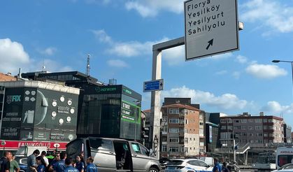 Küçükçekmece’de hafif ticari araç bariyere çarptı