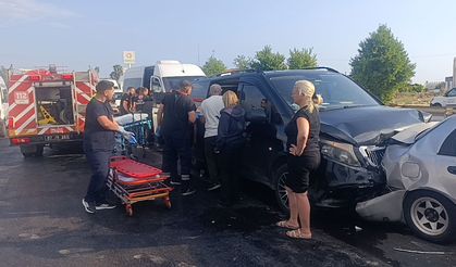 Tur minibüsü kırmızı ışıkta bekleyen araca çarptı: 17 yaralı
