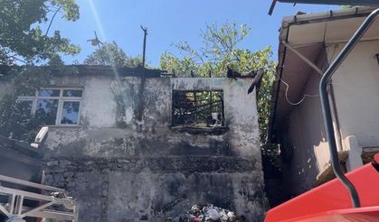 Pendik'te metruk ev yangını yan binaya sıçradı