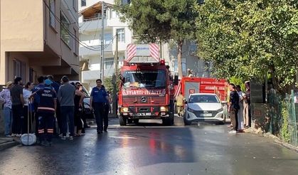 Tuzla’da 2 katlı binanın çatısı alev alev yandı
