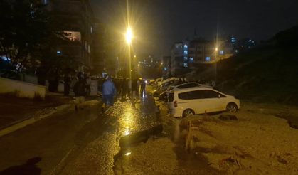 Ankara'da yol çöktü, onlarca araç mahsur kaldı