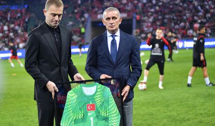 Milli takım kariyerini noktalayan kaleci Mert Günok'a veda