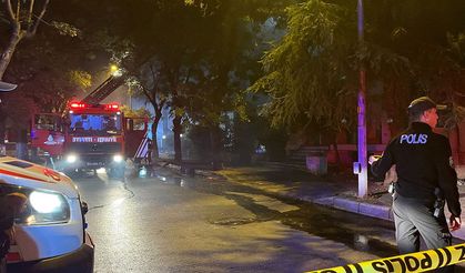 Bakırköy’de 4 katlı metruk binanın çatısı alevlere teslim oldu