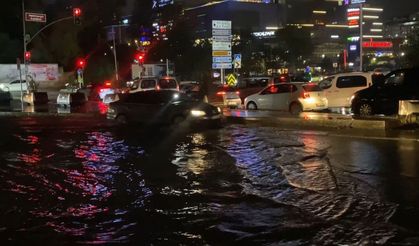 Sultangazi’de etkili olan sağanak yolları vurdu