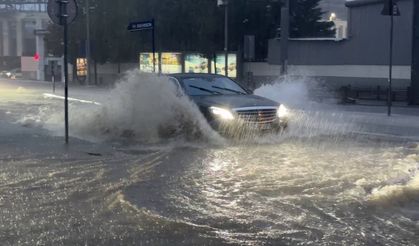 Şişli'de onlarca araç suyun ortasında kaldı