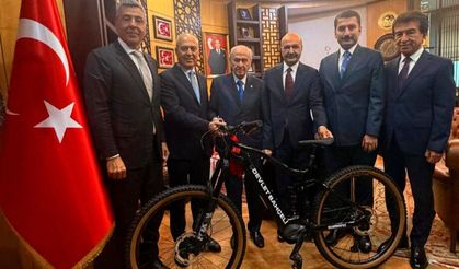 Türkiye Bisiklet Federasyonu heyetinden Devlet Bahçeli’ye ziyaret