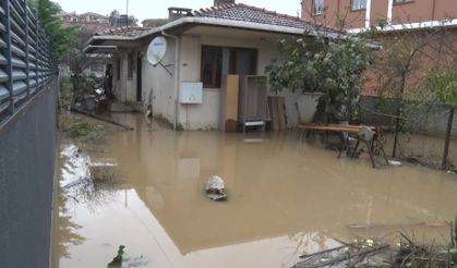 Şile’de su basan evde 3 kardeş mahsur kaldı