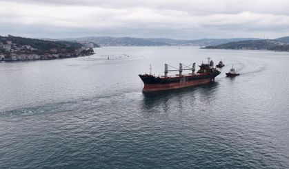 Karadeniz'de İHA saldırısına uğrayan "MV Aroyat" İstanbul Boğazı'ndan geçti