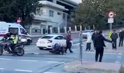 Beyoğlu’nda otomobil motosikletle çarpıştı