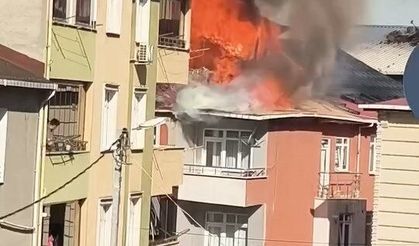 Sultanbeyli’de 3 katlı binanın çatısı alev alev yandı