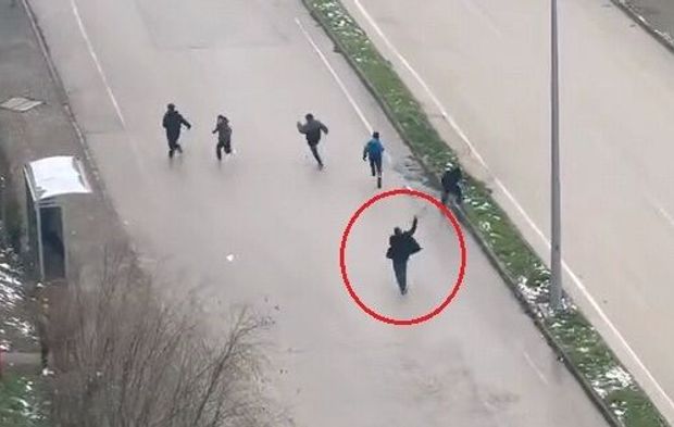 Görüntüler pes dedirtti: Kar topu atan çocukları sopayla kovaladı