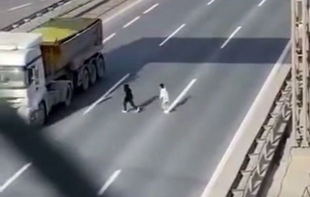 TEM Otoyolu’nda yürekleri ağza getiren anlar! Çocuklar bariyerleri aşıp yola atladı