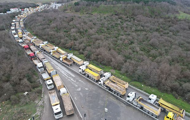 Arnavutköy’de döküm sahası yolunda kilometrelerce hafriyat kuyruğu