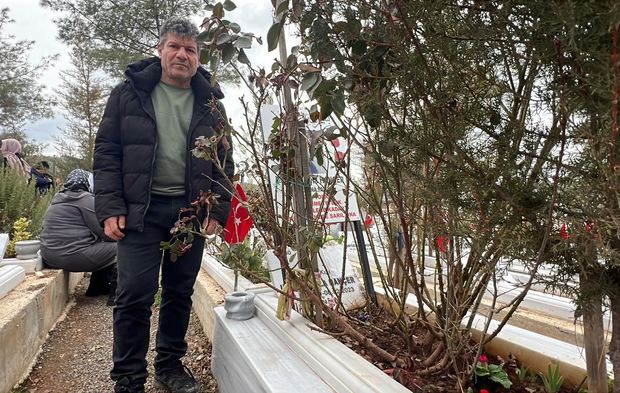 Enkaz altındaki kızının elini hiç bırakmamıştı: Acılı baba konuştu, “Biz burada yaşayan bir ölü olduk”