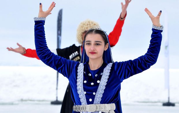 Donmuş göl üzerinde renkli şenlik