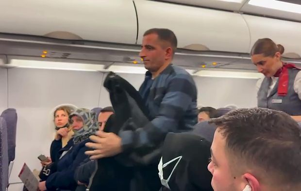 İstanbul uçağında dikkat çeken anlar! Yolcu iniş öncesi helallik aldı